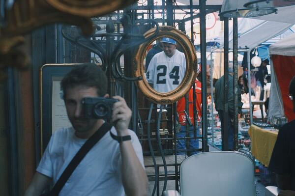 Selfie con espejo en un mercado de CDM